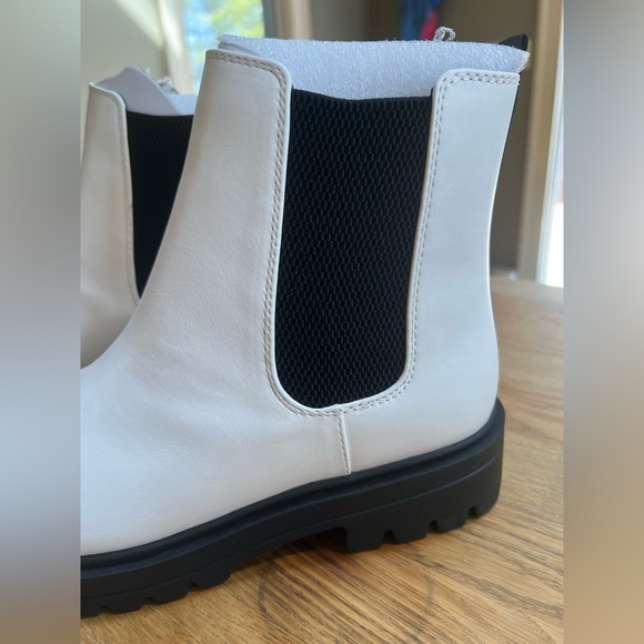 Cute white and black ankle boots - Picture 2 of 4